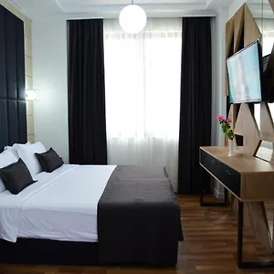 Otel Comfort, Tiran